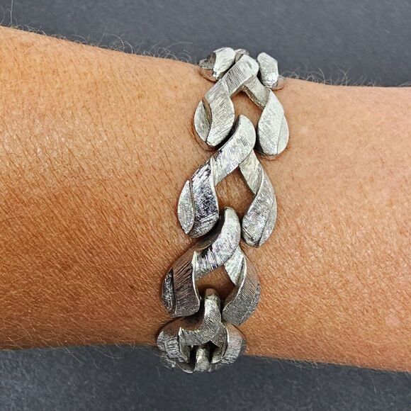 Vintage Monet Silver Tone Textured Open Heart Link Bracelet Safety Chain MCM - Picture 11 of 12